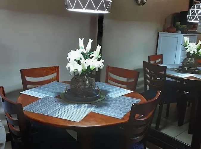 아파트 Fully Furnished 2 Bedroom Next To Sm Fairview And Terraces Qc By The Redwoods