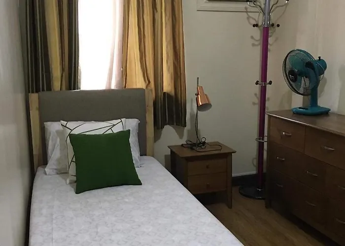Fully Furnished 2 Bedroom Next To Sm Fairview And Terraces Qc By The Redwoods مانيلا